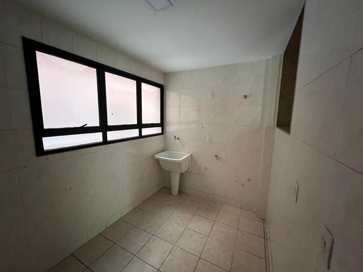 Apartamento à venda com 3 quartos, 228m² - Foto 13