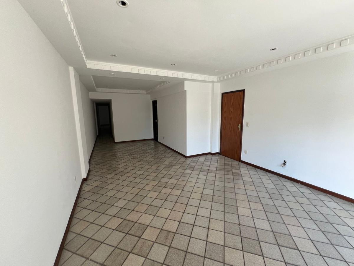 Apartamento à venda com 3 quartos, 228m² - Foto 2