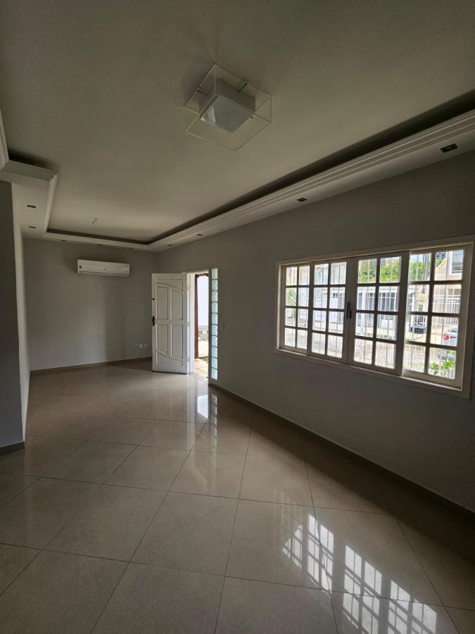 Casa à venda com 3 quartos, 294m² - Foto 3